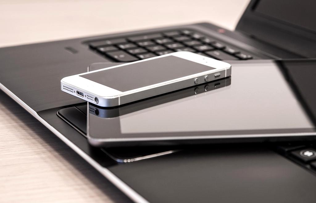 Handshake icon representing partnership