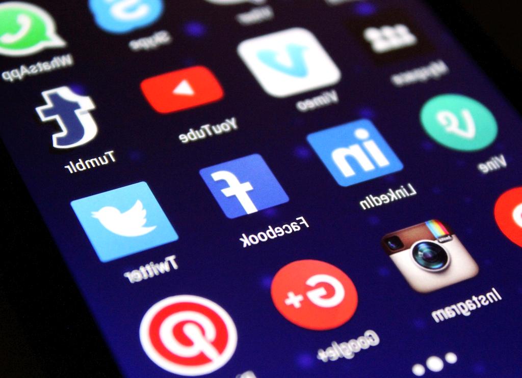 Quantum mesh networking visualization with interconnected nodes